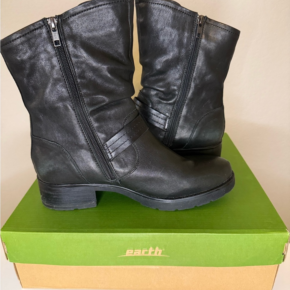 Earth Black Leather Boots - Picture 5 of 10